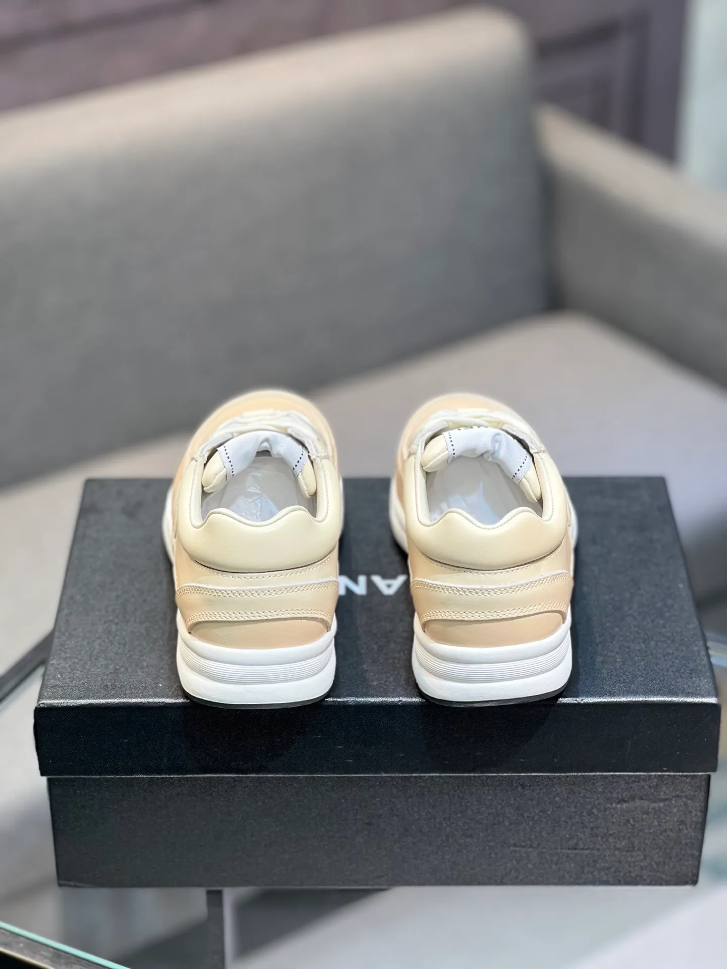 Men's men's shoes 💰660 Exclusive real shot (top version) CHANEL Chanel 2025ss color matching thick-soled casual sports shoes and sneakers. The counter is synchronized. The counter is very popular. A shoe that is very difficult to buy. The most popular thick-soled panda shoes on the Internet. It can be imagined that Xiaoxiang control can't miss it. It has both good looks and comfort. Simple and versatile white shoes. The thick sole increases the height and is super versatile. Close your eyes and wear it. Whoever wears it will look better. Upper: calfskin Lining: imported sheepskin lining Outsole: TPU original outsole Size: 35-44 (customized for women 41 and 40, and 45 for men)